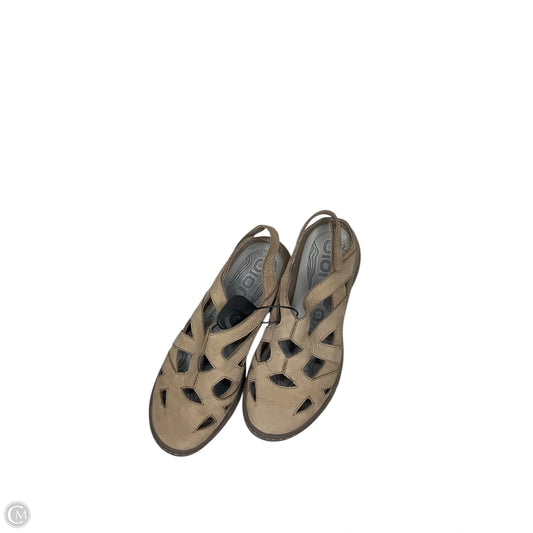 Sandals Flats By Clothes Mentor In Tan, Size: 8