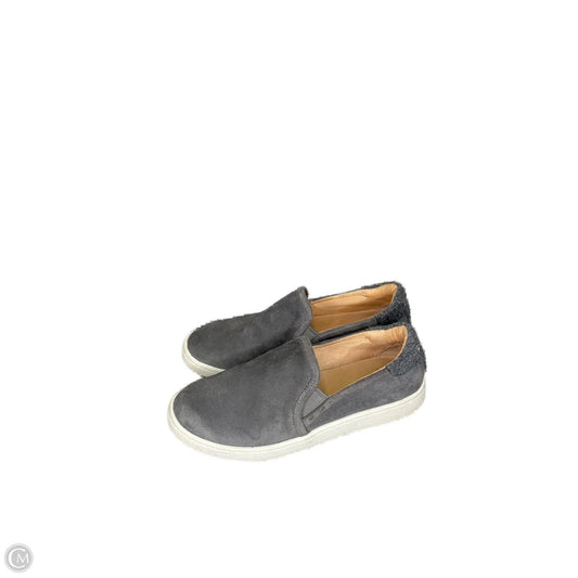 Shoes Designer By Ugg In Grey, Size: 6